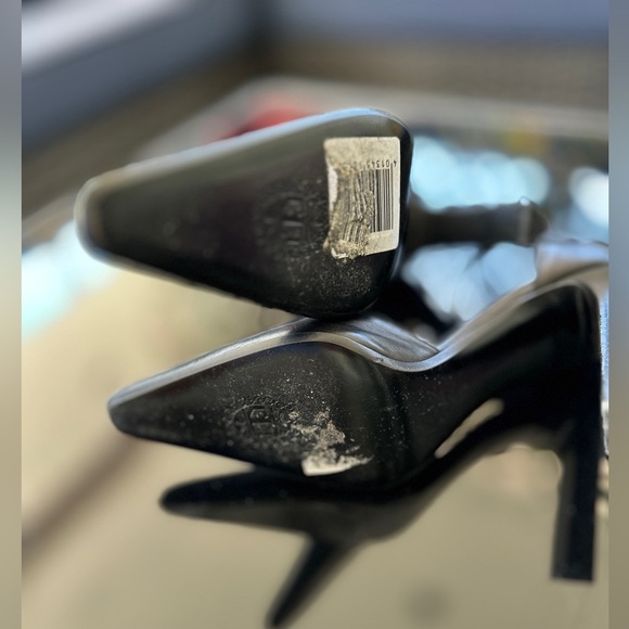 Classic Black Stiletto Heels with Pointed Toe - Picture 3 of 5